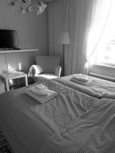 OutokumpuKyykerin Kartano的酒店客房,配有带毛巾的床