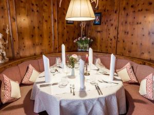 厄尔布鲁奎拉酒店的一张桌子上放着白色的桌布和蜡烛