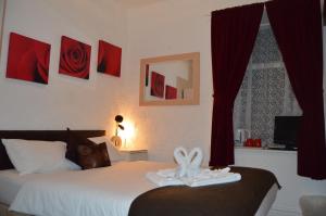 布莱克浦威尔逊酒店 - 享黑池塔景的一间卧室配有一张带白色毛巾的床