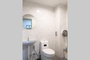 合艾Khoksametchun Hostel Plus的一间带卫生间、水槽和镜子的浴室