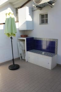 佩斯卡拉Life Quality B&B的一间设有蓝瓷砖长凳和灯的房间