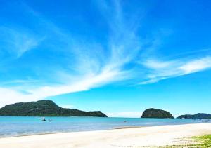 三百岭Baan Golden Pool Villa的两个岛屿在水面上的海滩