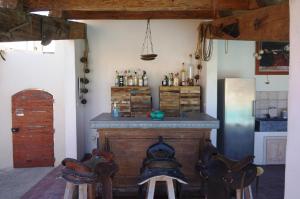 圣马迪拉莫Mas Lou Caloun - Chambre d'Hôte face à la piscine en Camargue - Les Saintes Maries de la Mer的客房设有壁炉和带瓶子的柜台。