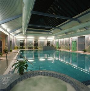普里茅斯艾尔夫德雷酒店的大型室内游泳池和大型浴缸
