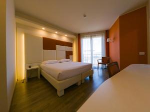 梅多拉戈Hotel Sirio - Sure Hotel Collection by Best Western的酒店客房设有床和窗户。