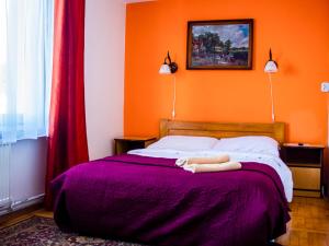 赖曼瑙-兹德鲁伊Zajazd Zacisze的一间卧室配有一张床,上面有两条毛巾