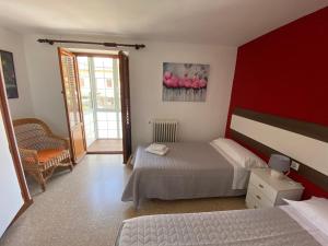 博尔塔纳El Puente的一间卧室设有一张床和红色的墙壁