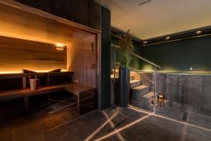 米兰马瑞提那Coast Hotel & Spa - Adults Only的一间带淋浴的浴室和楼梯。