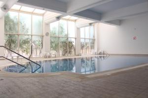 斯法克斯波治迪亚法酒店的一座带窗户的建筑中的游泳池