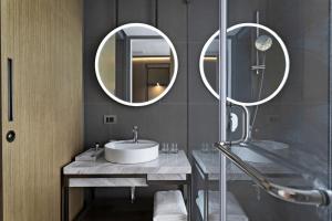 帕纳吉The Crescent的一间带水槽和两面镜子的浴室