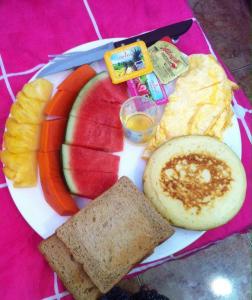 高兰兰达发郎海滩假日公园的包括鸡蛋水果和烤面包的早餐盘
