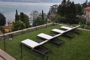奥利维托拉里奥Villa Mojana Bellagio的草坪上一排躺椅