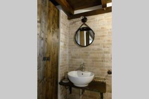 蒂沃利Casa Cabiria的浴室设有白色水槽和镜子