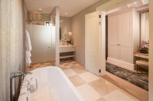 弗朗斯胡克Leeu Estates的带浴缸、卫生间和盥洗盆的浴室