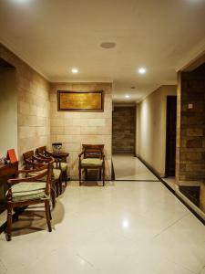 雅加达Rhiz Guest House Tebet的大楼内带桌椅的走廊