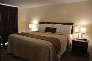旧塞布鲁克塞布鲁克自由旅馆的酒店客房设有一张大床和两盏灯