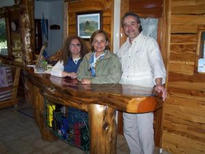 佩休尼亚镇帕拉伊索宾馆的站在木柜台旁的男人和女人