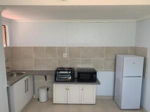 约翰内斯堡Gold Reef Hideout的厨房配有微波炉和冰箱。