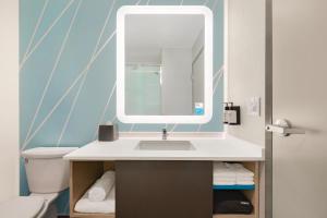 墨尔本avid hotels - Melbourne - Viera, an IHG Hotel的一间带水槽和镜子的浴室