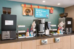 墨尔本avid hotels - Melbourne - Viera, an IHG Hotel的一间带咖啡机的柜台的咖啡店
