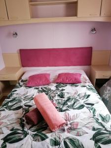 CampignyLe pré vert的床上有两张粉红色枕头