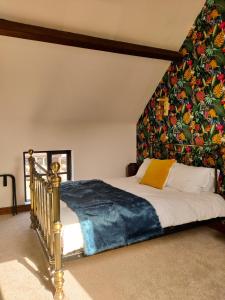 切斯特白马旅馆的一间卧室配有一张带花卉墙壁的床