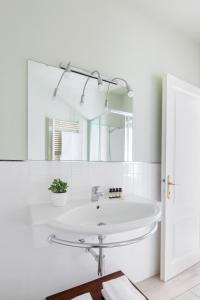 坎诺比奥Villa Maria Apartments的白色的浴室设有水槽和镜子