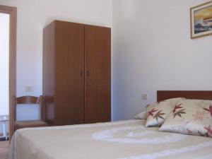 维耶斯泰Villa Medina的一间卧室配有一张木柜床