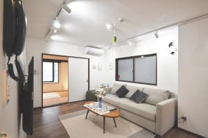 东京Gallery House的客厅配有沙发和桌子