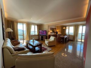 米兹多洛杰Wolin-Travel Fala apartamenty z widokiem na morze的客厅配有沙发和桌子