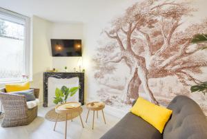 南希Le Bailly的客厅墙上挂着树壁画