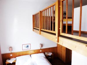 阿峙奇阿斯奇帕克酒店的带两张双层床和楼梯的客房