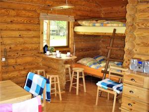 乌克梅尔盖Sodyba Duburiai的小屋配有双层床和桌椅