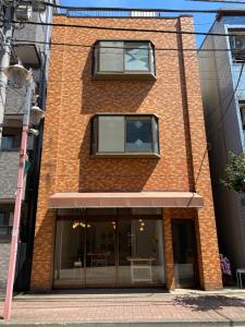 东京Gallery House的砖砌的建筑,上面有窗户