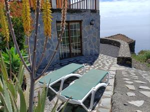 丰卡连特德拉帕尔马El Somadero B的庭院里摆放着几把椅子和一张桌子