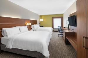 斯泰茨伯勒Holiday Inn Express Statesboro, an IHG Hotel的酒店客房设有两张床和一台平面电视。