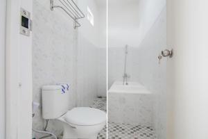 雅加达Capital O 90342 Kemang Garden的白色的浴室设有卫生间和水槽。