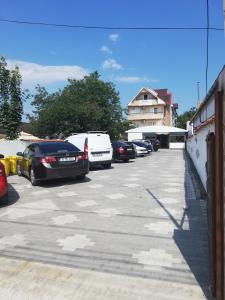 多亚马伊Panos的停车场有一堆汽车停放