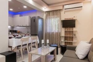 阿凯松Zante Sky Suites的厨房以及带桌子和沙发的客厅。
