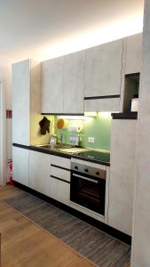 博尔扎诺MAISON MY LIFE的厨房配有白色橱柜和炉灶。