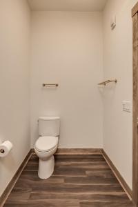 PrescottThe Port of Prescott Boutique Hotel的一间带卫生间的浴室,铺有木地板。