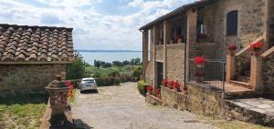 圣费利西亚诺Casale sul Lago Trasimeno的坐在花房旁边的消防栓