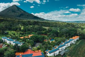福尔图纳卡萨露娜Spa酒店的山地村庄的空中景观
