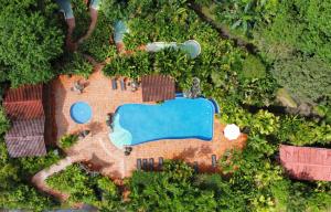 福尔图纳卡萨露娜Spa酒店的享有带游泳池的房屋的空中景致