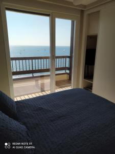 马拉加Espectaculares Vistas al mar Playa Malagueta的一间卧室配有一张床,享有海景