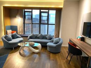 武汉武汉光谷智选假日酒店的客厅配有沙发和桌子