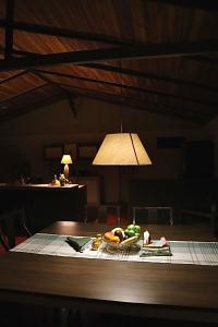 San PedroCasa Zu的一张桌子,上面放着一碗水果和一盏灯