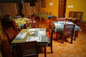 KenichiraHiliya Resort的用餐室配有桌椅和 ⁇ 制桌布