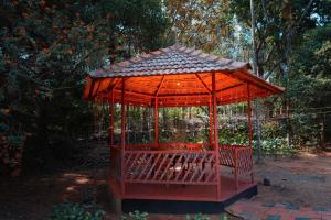 KenichiraHiliya Resort的花园内带天篷的红色凉亭