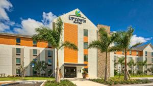 霍姆斯泰德Uptown Suites Extended Stay Miami FL – Homestead的酒店前方的 ⁇ 染